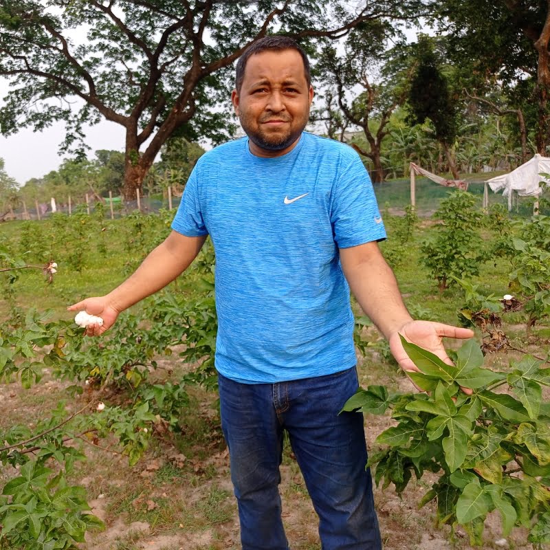 holding Phuti karpas in the garden