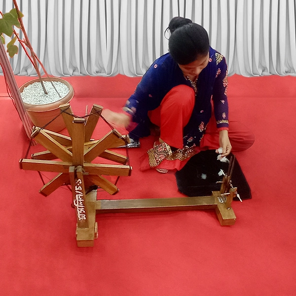 Hand Loom using three finger for yarn